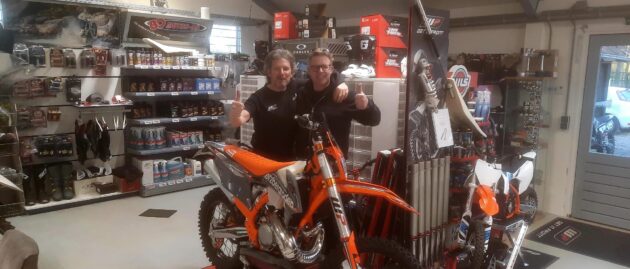 Roel Schuurman neemt een supermooie KTM EXC 300 ERZBERG RODEO van MMP in ontvangst